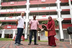 BUKAN 'ORANG ASING': Tinggal di Choa Chu Kang Avenue 2, (dari kiri) Encik Hsiuh, Encik Alagappan dan Cik Siti sudah berkawan selama tujuh tahun dan sering melakukan kerja sukarelawan bersama. - Foto BH oleh KHALID BABA