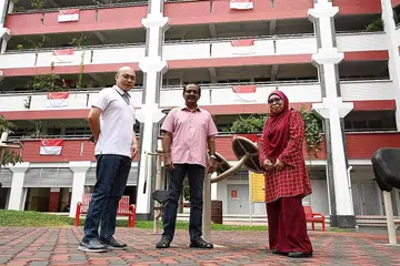 BUKAN 'ORANG ASING': Tinggal di Choa Chu Kang Avenue 2, (dari kiri) Encik Hsiuh, Encik Alagappan dan Cik Siti sudah berkawan selama tujuh tahun dan sering melakukan kerja sukarelawan bersama. - Foto BH oleh KHALID BABA