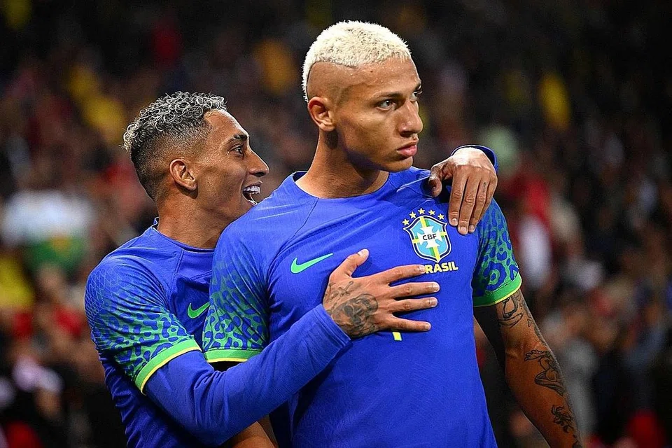 DUA PENJARING GOL JADI SASARAN PERKAUMAN: Richarlison (atas), dibaling pisang dan Neymar diganggu dengan pancaran laser semasa Brazil menentang Tunisia dalam perlawanan persahabatan di Paris. Brazil menewaskan Tunisia 5-1. - Foto REUTERS/AFP