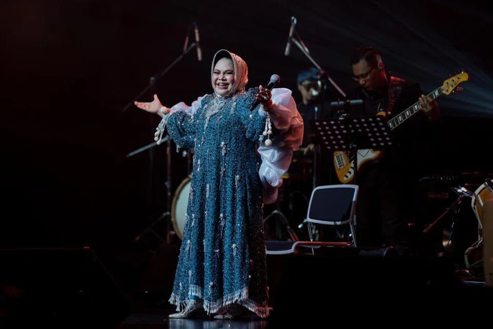 MERAIKAN 53 TAHUN DALAM INDUSTRI: Hetty Koes Endang yang mula menyanyi pada usia 13 tahun mengekalkan stamina dan nyala rasa apabila berada di pentas.