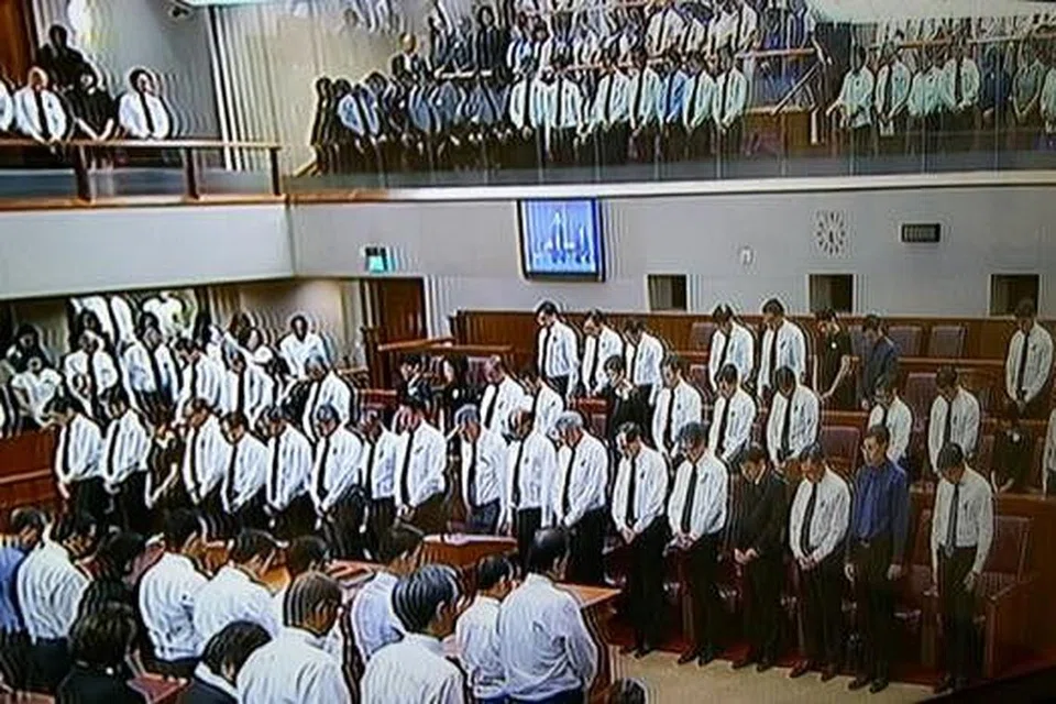 JASA DAN BAKTI DIKENANG: Parlimen memberi penghormatan kepada Perdana Menteri Pengasas Lee Kuan Yew dengan bertafakur selama seminit semasa satu sidang semalam. - Foto CNA