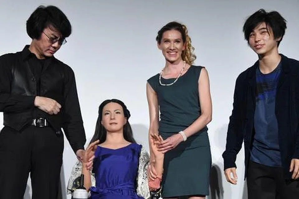 SENTIASA DITEMANI: Jurutera robot, Hiroshi Ishiguro (kiri), bersama robot Geminoid F (dua dari kiri) serta pelakon filem 'Sayonara', Bryerly Long (dua dari kanan) dan aktor Jepun, Nijiro Murakami (kanan). - Foto AFP