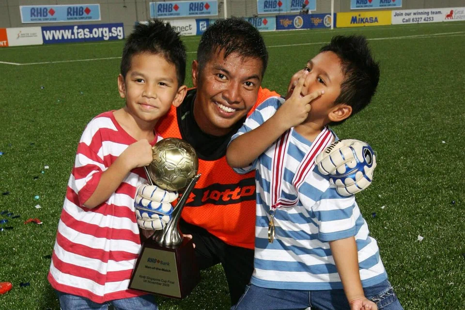 Bekas penjaga gawang negara, Yazid Yasin (tengah) sering membawa anak-anaknya, Aqil (kanan) dan Aizil di sesi latihan Liga-S satu ketika dahulu. 