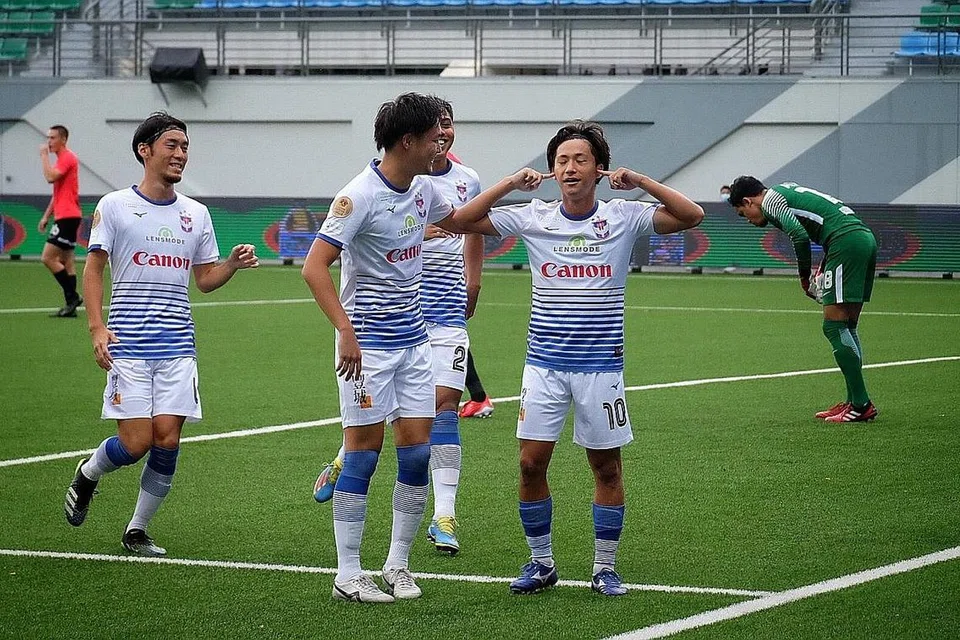 TANGKAS DI DEPAN GAWANG: Pemain Albirex Ryosuke Nagasawa (dua dari kanan) meraikan gol yang dijaringkannya menerusi tendangan penalti pada minit ketiga dalam perlawanan dengan Young Lions bulan lalu. - Foto-foto fail, BALESTIER KHALSA 