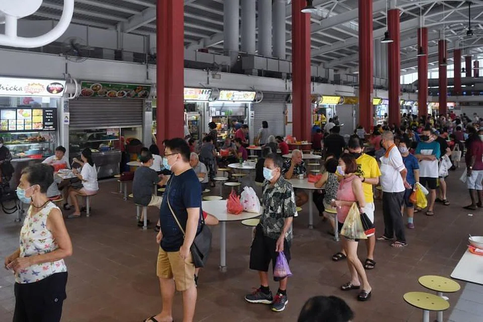 Barisan panjang dilihat di beberapa gerai di Pusat Makanan dan Pasar Kim Keat Palm di Toa Payoh.