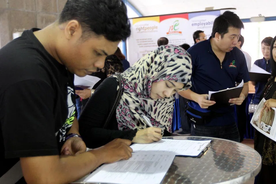 BUAT SEMUA PERINGKAT USIA: Akaun gerbang SkillsFuture akan dilancar secara bertahap dan akan diberi kepada warga semuda murid darjah lima. - Foto fail