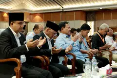 DEKLARASI AMAN: Tiga pasangan calon presiden-naib presiden (dari kiri) Encik Anies Baswedan dan pasangannya Encik Muhaimin Iskandar;  Encik  Prabowo Subianto dan Encik Gibran Rakabuming Raka; serta Encik Ganjar Pranowo dan Encik Mahfud MD, di  majlis deklarasi di Suruhanjaya Pilihan Raya Umum (KPU) Jakarta.