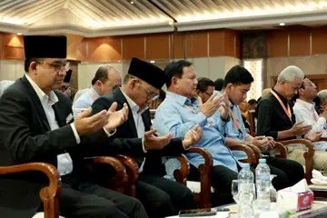 DEKLARASI AMAN: Tiga pasangan calon presiden-naib presiden (dari kiri) Encik Anies Baswedan dan pasangannya Encik Muhaimin Iskandar;  Encik  Prabowo Subianto dan Encik Gibran Rakabuming Raka; serta Encik Ganjar Pranowo dan Encik Mahfud MD, di  majlis deklarasi di Suruhanjaya Pilihan Raya Umum (KPU) Jakarta.