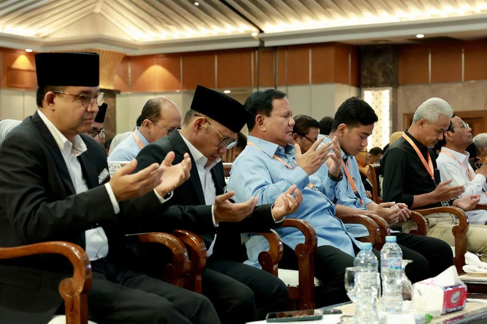 DEKLARASI AMAN: Tiga pasangan calon presiden-naib presiden (dari kiri) Encik Anies Baswedan dan pasangannya Encik Muhaimin Iskandar;  Encik  Prabowo Subianto dan Encik Gibran Rakabuming Raka; serta Encik Ganjar Pranowo dan Encik Mahfud MD, di  majlis deklarasi di Suruhanjaya Pilihan Raya Umum (KPU) Jakarta.