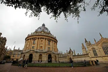BADAN AMAL DAN ENDOWMEN UNIVERSITI OXFORD: Universiti Oxford di England memiliki sebuah badan amal dan endowmen yang memberi sokongan pembelajaran dan pendidikan, termasuk memberi dermasiswa kepada pelajar memerlukan. Banyak penulisan yang menjelaskan bahawa sistem endowmen universiti itu dipengaruhi model wakaf yang diamalkan negara-negara Islam. - Foto REUTERS 