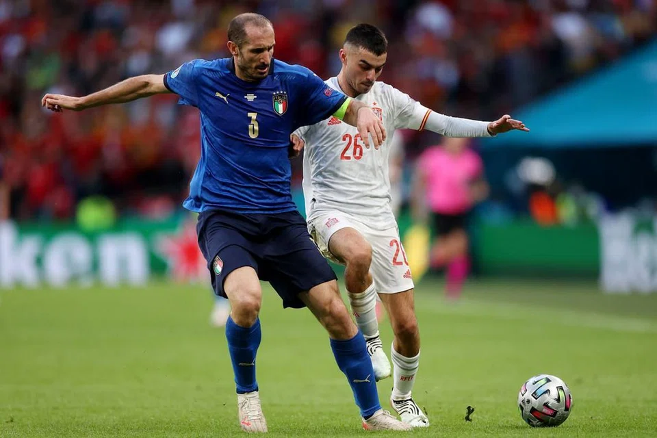 TUGAS BERAT: Dengan pasangan pemain veteran Giorgio Chiellini (atas, jersi biru) dan Leonardo Bonucci sebagai tunggak pertahanan Italy, Three Lions mempunyai tugas berat untuk meruntuhkan benteng itu. - Foto REUTERS