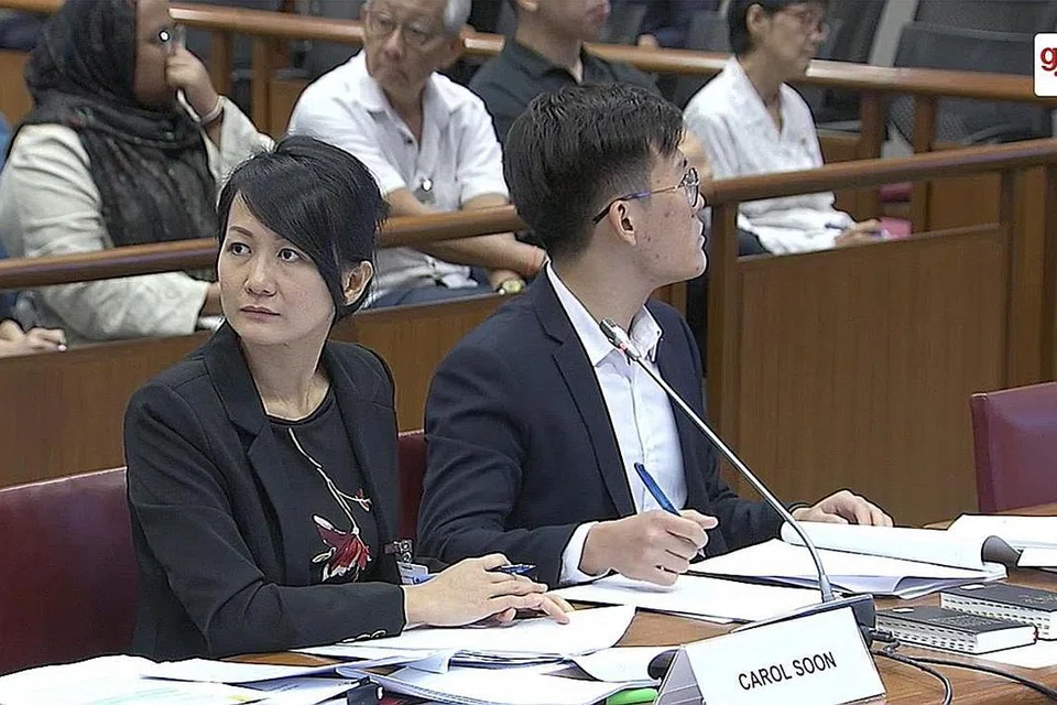 Dr Carol Soon (kiri) dan Encik Shawn Goh (kanan), ahli akademik Institut Pengajian Dasar (IPS)