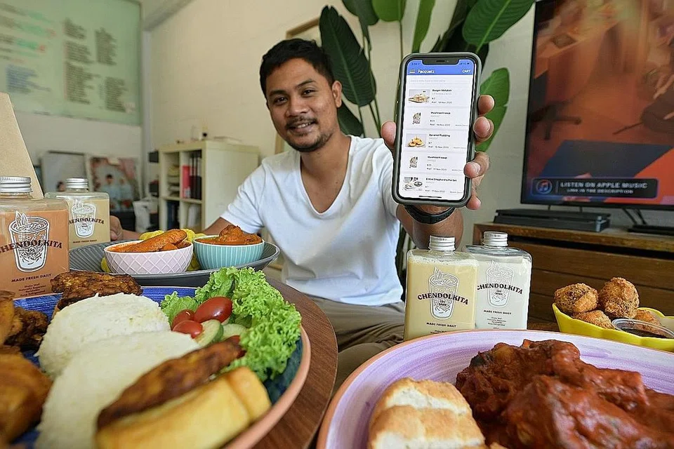 MEMBANTU MEMASARKAN PRODUK: Menawarkan khidmat fotografi, Encik Azmir berkongsi bahawa Pacquetz dapat membantu peniaga HBB mempamerkan makanan dan memasarkannya produk mereka dengan lebih baik. - Foto BH oleh NG SOR LUAN