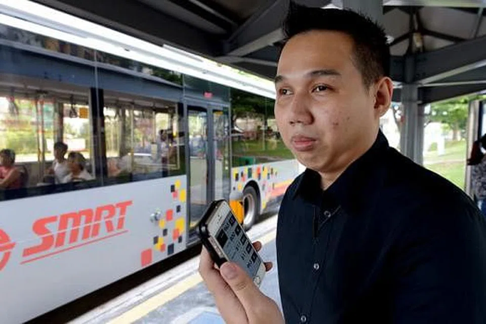 MEMUDAHKAN PERJALANAN: Encik Muhammad Hafiz Misran, yang cacat sebahagian penglihatannya, menggunakan aplikasi navigasi bagi membantu perjalanan beliau melalui perkhidmatan bas. - Foto TUKIMAN WARJI