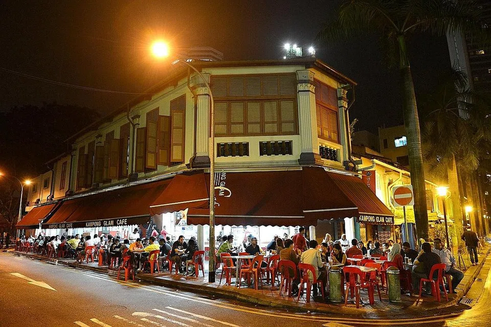 KAFE POPULAR: Gambar bawah kanan - Kafe Kampong Glam merupakan antara kafe makanan dan minuman (F&B) popular yang menjadi tumpuan warga setempat. - Foto fail