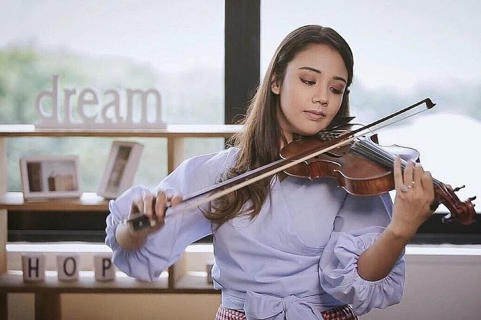 PEMAIN BIOLA PROFESIONAL: Pengacara baru, Azura Goh, mula bermain biola sejak usia enam tahun dan membuat persembahan pertamanya bersama Orkestra Melayu Singapura pada usia 11 tahun. - Foto INSTAGRAM AZURA GOH