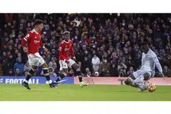 SENTUHAN GOL: Bintang muda Manchester United, Jadon Sancho (paling kiri), menyumbatkan gol pembukaan perlawanan selepas menewaskan penjaga gawang Chelsea, Edouard Mendy. Pertarungan berakhir 1-1 dengan laporan Britain mengatakan United hampir pasti mendapatkan tenaga jurulatih asal Jerman, Ralf Rangnick, sebagai pengurus sementara baru pasukan itu. - Foto-Foto REUTERS, EPA-EFE