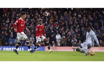 SENTUHAN GOL: Bintang muda Manchester United, Jadon Sancho (paling kiri), menyumbatkan gol pembukaan perlawanan selepas menewaskan penjaga gawang Chelsea, Edouard Mendy. Pertarungan berakhir 1-1 dengan laporan Britain mengatakan United hampir pasti mendapatkan tenaga jurulatih asal Jerman, Ralf Rangnick, sebagai pengurus sementara baru pasukan itu. - Foto-Foto REUTERS, EPA-EFE
