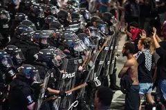 POLIS DAN PENUNJUK PERASAAN: Polis berhadapan dengan penunjuk perasaan yang bersama penduduk dan aktivis lain kulit hitam membantah kematian Encik Keith Scott yang ditembak mati oleh polis di Chartotte pada Selasa lalu. - Foto AFP