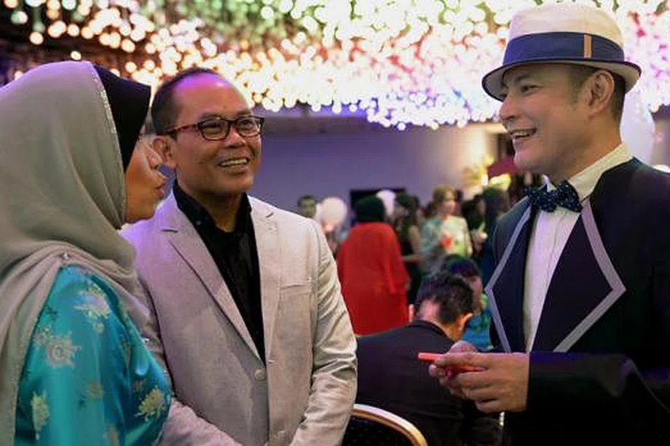 TETAMU ISTIMEWA: Datuk Aznil Haji Nawawi (kanan) kelihatan berbual mesra dengan ibu bapa Alyph, Cik Maria Salim dan Encik Abdullah Salleh. 