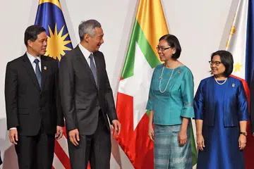 PERTEMUAN PEMIMPIN: Perdana Menteri, Encik Lee Hsien Loong (dua dari kiri), dan Menteri Perdagangan dan Perusahaan, Encik Chan Chun Sing (kiri), bertemu Timbalan Menteri Perdagangan Thailand, Cik Chutima Bunyapraphasara (dua dari kanan) dan Timbalan Setiausaha Agung Lembaga Pelaburan Thailand, Cik Bonggot Anuroj, semasa majlis perasmian Mesyuarat Menteri-Menteri Ekonomi Asean ke-50 (AEM) dan Mesyuarat Bersangkutan di sini, semalam. - Foto AFP