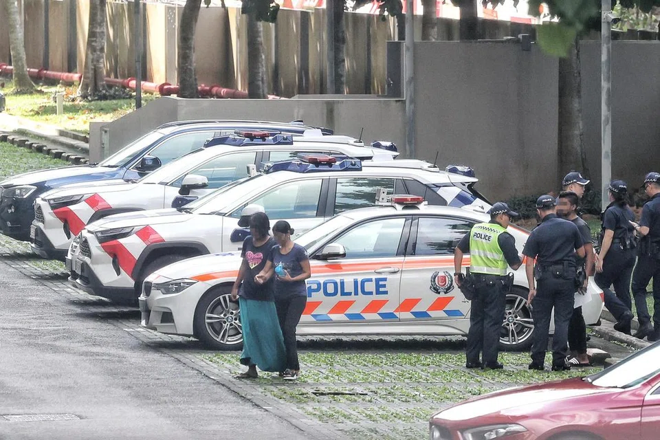 Seorang murid perempuan berusia tujuh tahun maut apabila dilanggar bas sekolah semasa menantikan bas sekolahnya di kawasan meletak kereta di Fernvale Lane, Sengkang, pada pagi 15 Ogos. 