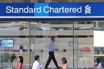 Perbicaraan saman AS$2.7 bilion ($3.5 bilion) terhadap Standard Chartered Bank (Singapore) Limited berhubung dakwaan peranannya dalam skandal 1Malaysia Development Berhad (1MDB) akan diteruskan selepas Mahkamah Tinggi Singapura menolak rayuan bank itu untuk membatalkan tuntutan berkenaan.