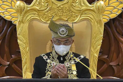 JAGA KESELAMATAN DAN KESIHATAN: Yang di-Pertuan Agong Al-Sultan Abdullah, para AP dan kakitangan Parlimen memakai pelitup semasa pembukaan parlimen Malaysia semalam. Beliau membukanya ketika bertitah. - Foto EPA-EFE