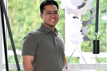 KEMBALI KE SEKOLAH: Encik Muhammad Haikal Radzuan Ramli merupakan lulusan terbaik dalam kursus Penyepaduan Sistem IT bagi Diploma Kerja-Belajar.