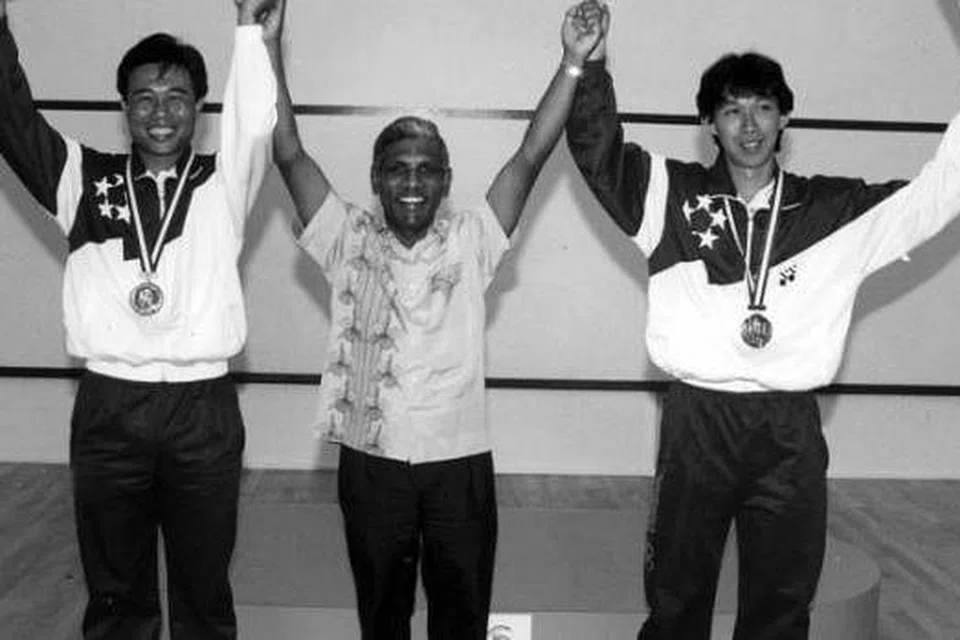 KEBANGGAAN NEGARA: Zainal Abidin (kiri) dan rakan sepasukan, Peter Hill, bergambar dengan Encik S. Dhanabalan (tengah) yang waktu itu Menteri Perdagangan dan Perusahaan, menyusuli kejayaan memenangi pingat emas di Sukan SEA yang berlangsung di tanah air pada 1993. - Foto fail