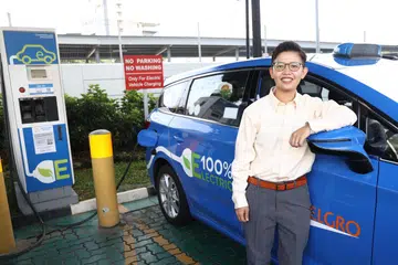 LUASKAN NIAGA: Syarikat pengendali teksi Singapura, ComfortDelGro, berhasrat memperoleh pengendali teksi A2B di Australia.