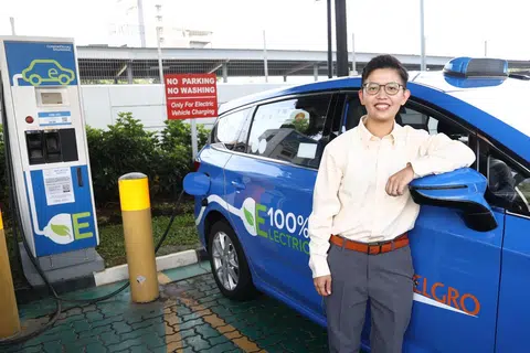 LUASKAN NIAGA: Syarikat pengendali teksi Singapura, ComfortDelGro, berhasrat memperoleh pengendali teksi A2B di Australia.