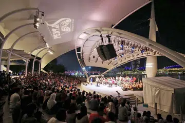 SAMBUTAN HANGAT: Konsert 'Gala Gemadah' Sabtu lalu cukup bersemangat dengan kehadiran ratusan penonton yang memenuhi tempat duduk Teater Terbuka Esplanade. Mereka dihiburkan lagu tradisional oleh pemuzik yang dipimpin tokoh muzik tersohor Dzul Rabull Jalil. - Foto-foto DAN FOLLOWILL, ihsan ESPLANADE TEATER DI PERSISIRAN