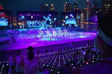 KERLIPAN 'BINTANG' JADI TUMPUAN: Ketika matahari terbenam, pentas di NDP diterangi dengan kilauan 'bintang' dan lampu pintar. - Foto BM oleh ARIFFIN JAMAR