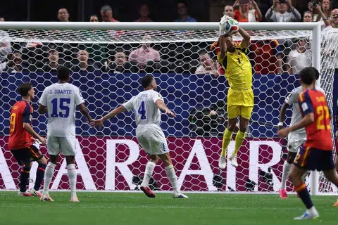 Penjaga gawang Cape Verde, Vozinha (dua dari kanan), berjaya menghalang sekurang-kurangnya tujuh percubaan yang menemui sasaran ketika menentang Sepanyol di Stadium Atlanta pada 16 Jun.