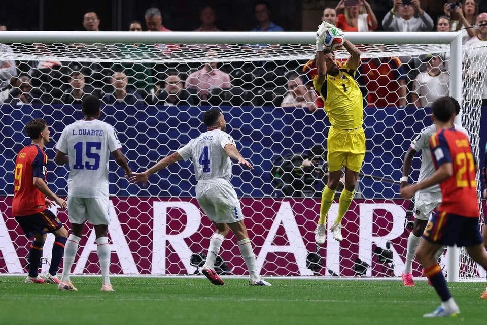 Penjaga gawang Cape Verde, Vozinha (dua dari kanan), berjaya menghalang sekurang-kurangnya tujuh percubaan yang menemui sasaran ketika menentang Sepanyol di Stadium Atlanta pada 16 Jun.