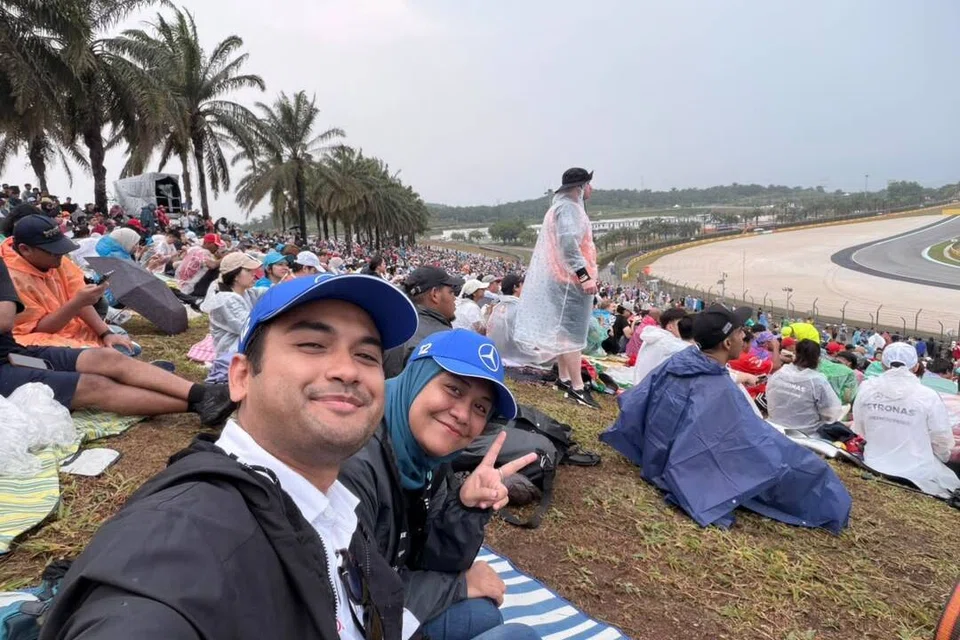 Cik Nur Ezzah Abdullah dan suaminya, Encik Aqwa Alif Jasmi, 30-an tahun, menyifatkan peluang menyaksikan Formula 1 Grand Prix (GP) Bahrain di Litar Antarabangsa Sepang (SIC) di Selangor, sebagai pengalaman berharga walaupun berdepan cabaran cuaca dan kesesakan.
