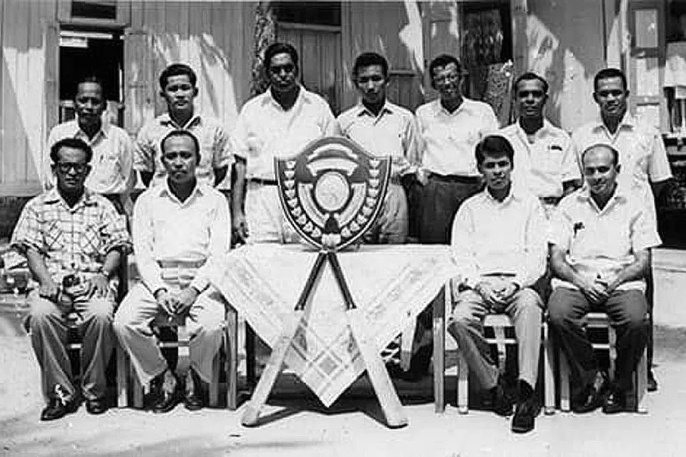 KEBANGGAAN KAMPUNG: Encik Fadzakir Fadzlil (berdiri, empat dari kiri) adalah antara anggota pasukan kriket di Kampung Radin Mas yang ketika itu disegani di serata Singapura. - Foto ihsan AHMAD FAUZI ABU BAKAR