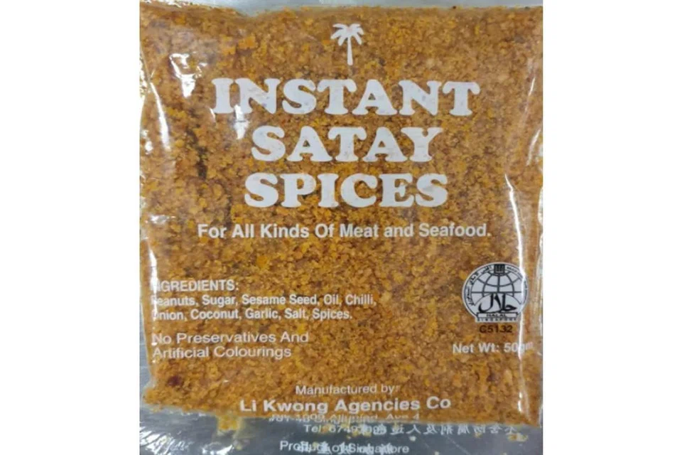 DITARIK BALIK: Produk Instant Satay Spices keluaran syarikat setempat, Li Kwong Agencies Co, didapati mengandungi aflatoksin melebihi tahap yang dibenarkan. Ia boleh menyebabkan barah, kecacatan semasa lahir atau mutasi. - Foto SFA