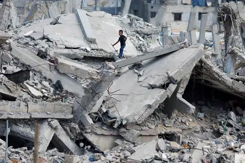 Jaluran Gaza hampir musnah sepenuhnya dan lebih 45,000 rakyat Palestin terbunuh akibat serangan balas dan berterusan Israel sejak perang meletus pada 7 Oktober 2023.