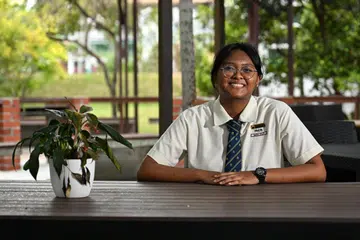 Nurul Izzati Jamaluddin, 16 tahun, seorang Sarjan Mejar Unit Pasukan Kadet Kebangsaan (NCC), ketua murid, dan sukarelawan bagi program Muda SG dan Heartware Network, menerima keputusan cemerlang bagi peperiksaan Sijil Am Pelajaran (GCE) peringkat ‘N’.