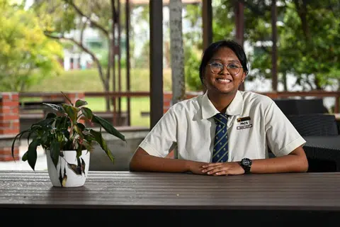 Nurul Izzati Jamaluddin, 16 tahun, seorang Sarjan Mejar Unit Pasukan Kadet Kebangsaan (NCC), ketua murid, dan sukarelawan bagi program Muda SG dan Heartware Network, menerima keputusan cemerlang bagi peperiksaan Sijil Am Pelajaran (GCE) peringkat ‘N’.