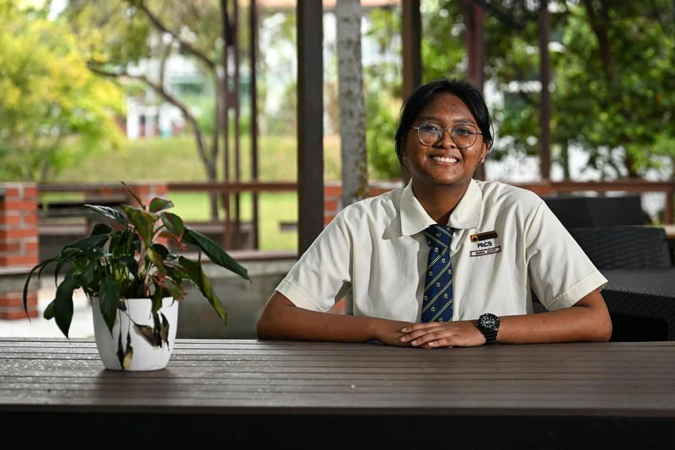 Nurul Izzati Jamaluddin, 16 tahun, seorang Sarjan Mejar Unit Pasukan Kadet Kebangsaan (NCC), ketua murid, dan sukarelawan bagi program Muda SG dan Heartware Network, menerima keputusan cemerlang bagi peperiksaan Sijil Am Pelajaran (GCE) peringkat ‘N’.