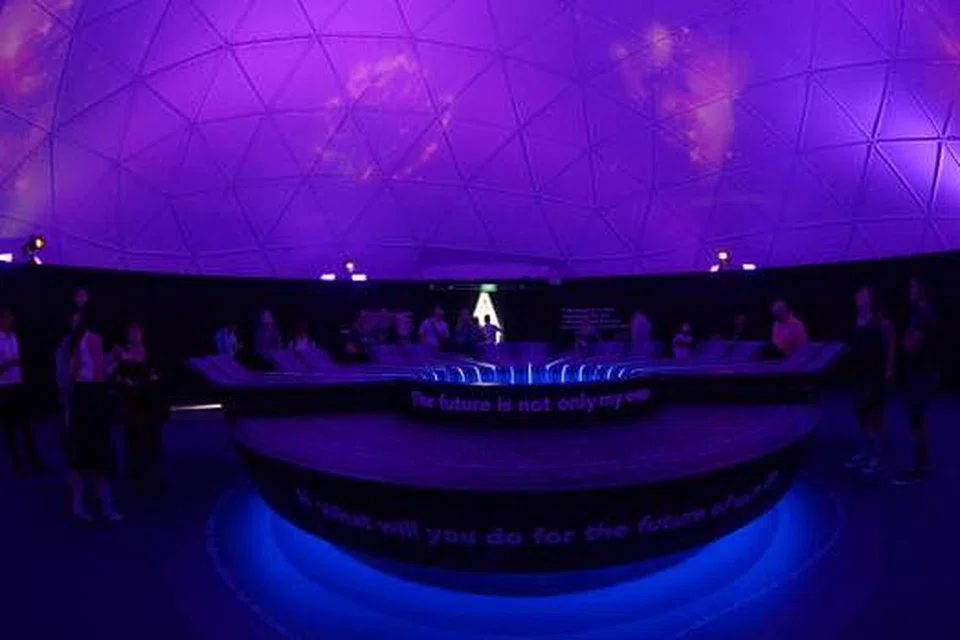 LANGIT BIRU: Pengunjung pameran ini juga boleh mengongsi impian dan aspirasi mereka untuk Singapura di zon ini, yang kemudian akan dipaparkan melalui pancaran cahaya ke atas kubah.