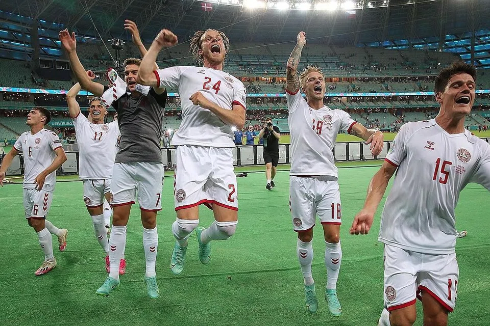 MENANG: Pemain Denmark meraikan kemenangan selepas menewaskan Republik Czech 2-1 di Baku, Azerbaijan. - Foto EPA-EFE