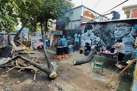 Beberapa sukarelawan memasak buat penduduk di kawasan kejiranan miskin, Villa Fiorito, di sebuah dapur umum di rumah kelahiran legenda bola sepak, Diego Maradona, di pinggir bandar Buenos Aires, Argentina, pada 26 Mac.