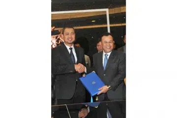 SERAH KUASA: Bekas Menteri Besar (MB) Johor, Datuk Osman Sapian (kanan) menyerahkan tugasnya kepada Menteri Besar Johor terkini, Dr Sahruddin. - Foto THE STAR