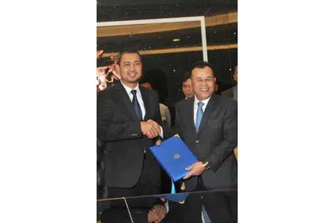 SERAH KUASA: Bekas Menteri Besar (MB) Johor, Datuk Osman Sapian (kanan) menyerahkan tugasnya kepada Menteri Besar Johor terkini, Dr Sahruddin. - Foto THE STAR
