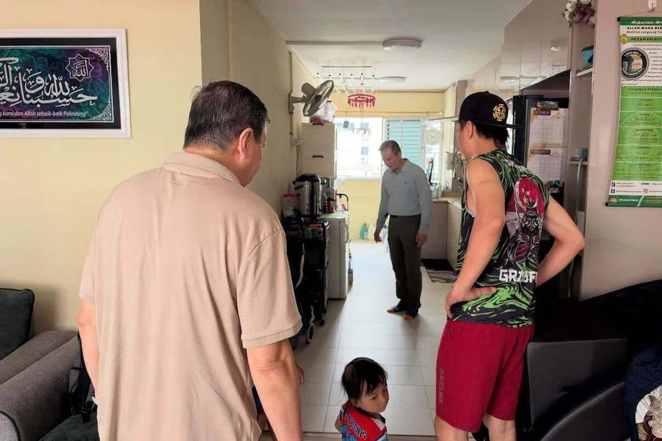 Menurut Encik Lee, lantai dapur salah sebuah flat yang dilawatinya masih terasa hangat dan beliau menasihati isi rumah itu supaya berwaspada.