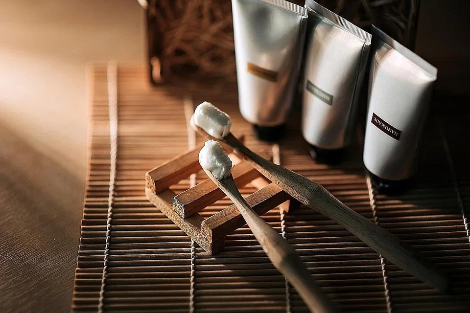 GUNA SETAKAT MENCUKUPI: Beri tunjuk ajar kepada kanak-kanak tentang penggunaan ubat gigi berfluorida bagi mengelakkan penggunaan berlebihan, yang boleh menyebabkan perubahan pada warna gigi. - Foto ISTOCKPHOTO